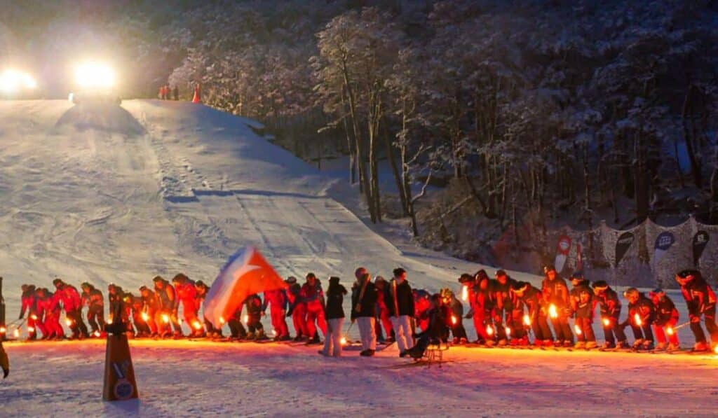La bajada de antorchas inaugura la temporada invernal